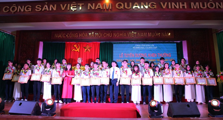Tuyên dương giáo viên và học sinh đạt thành tích xuất sắc trong kỳ thi học sinh giỏi Quốc gia năm học 2019 - 2020